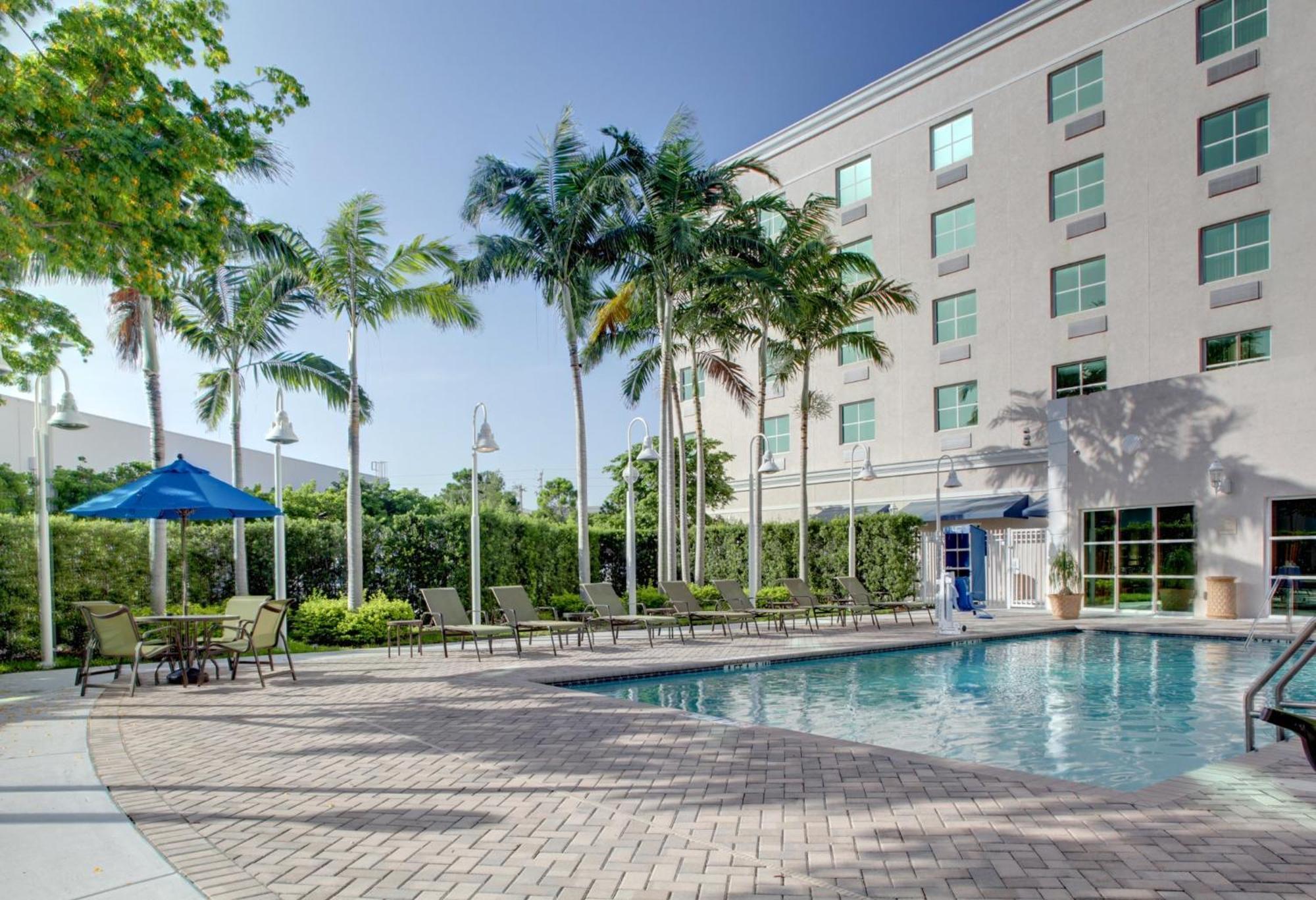 Holiday Inn Express & Suites Miami Kendall By Ihg Exterior photo