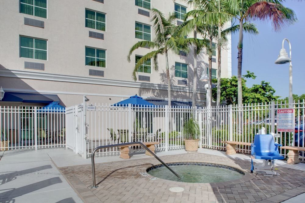 Holiday Inn Express & Suites Miami Kendall By Ihg Exterior photo